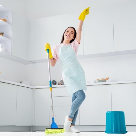 Девушка убирает