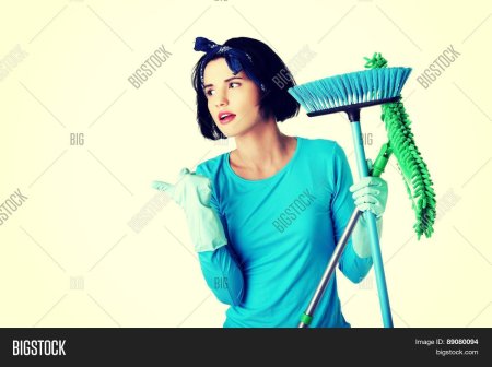 Уборщица со шваброй