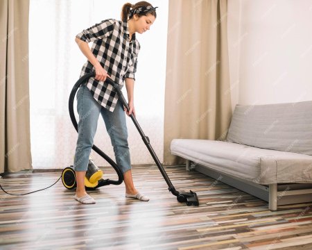 Женщина с пылесосом