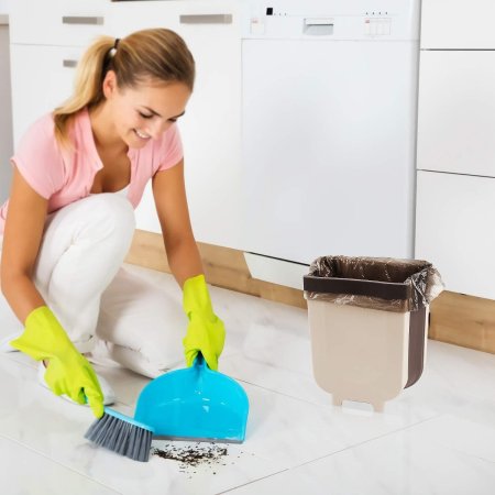 Женщина подметает пол