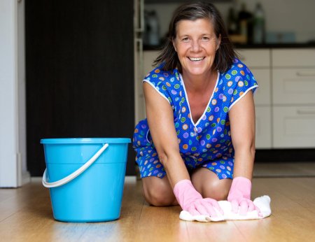 Женщина моющая пол