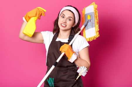 Девушка уборщица