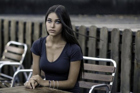 Скромная брюнетка