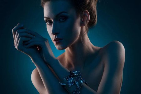 Девушка в украшениях