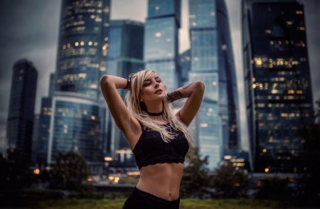 Девушка на фоне города