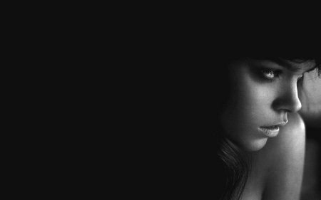 Женское лицо на темном фоне