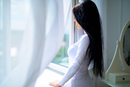 Брюнетка со спины