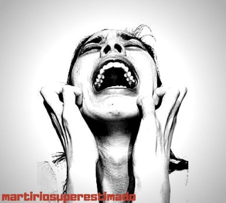 Кричит от боли