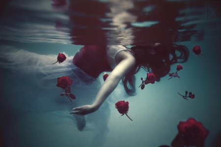 Девушка тонет