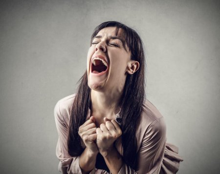 Кричит от боли