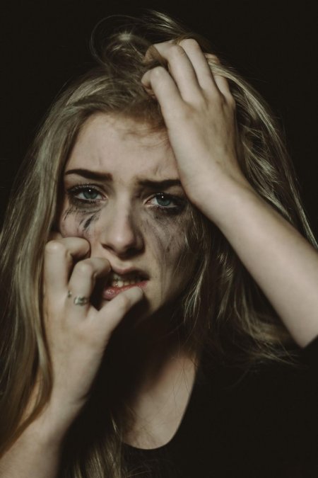 Заплаканное лицо девушки