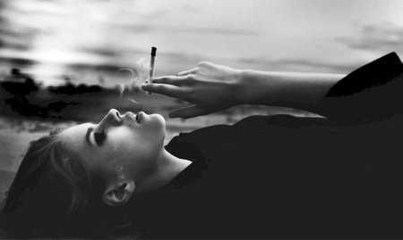 Девушка с сигаретой