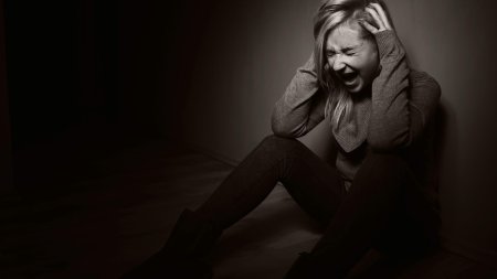 Девушка в истерике