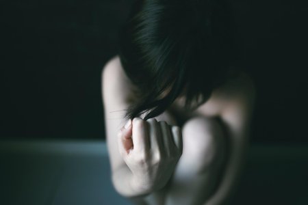 Страдающая девушка