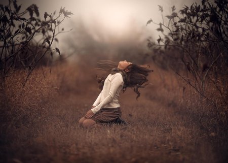 Грустная девушка на природе