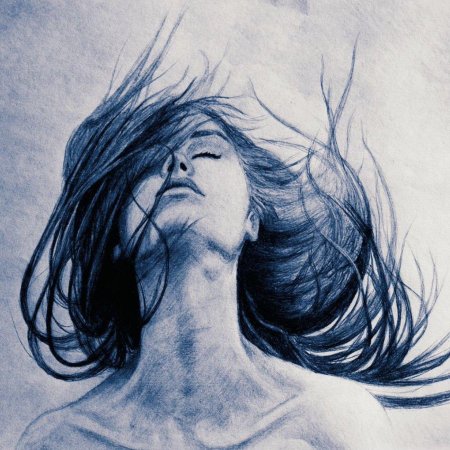 Девушка с опрокинутой головой