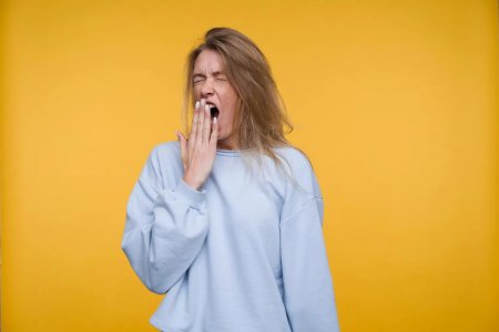 Зевает человек