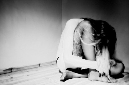 Девушка грустная