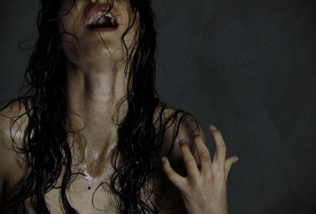 Девушка в истерике