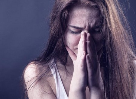 Женщина плачет