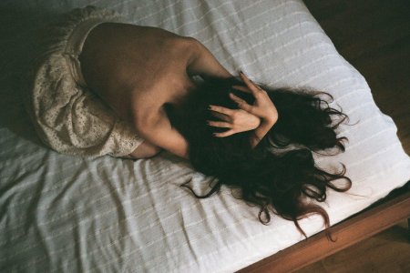 Девушка лежит на кровати