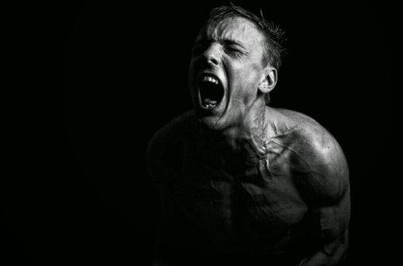 Человек кричит от боли