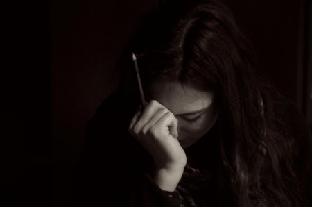 Грустная девушка