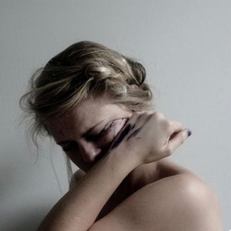 Плачет девушка