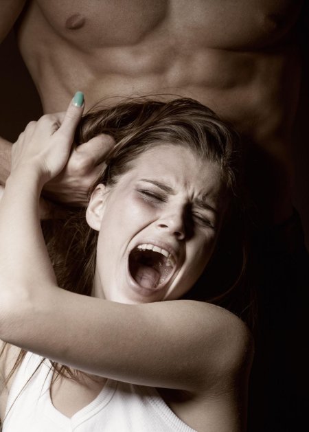 Мужчина насилует женщину