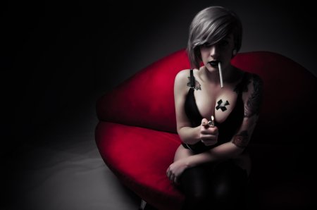 Девушка с сигарой