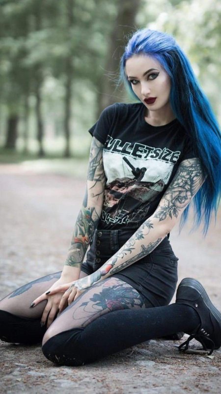 Девушка с синими волосами