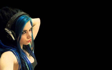 Девушка в наушниках