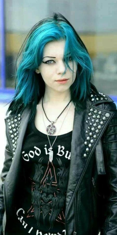 Девушка неформалка