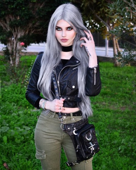 Неформальная девушка