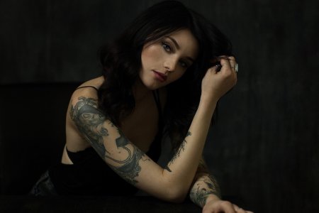 Девушка с тату