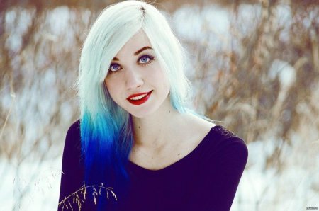 Девушка с разноцветными волосами