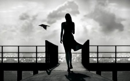 Уходящая девушка