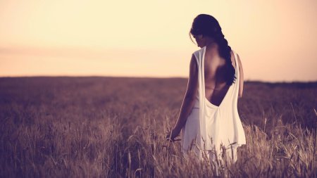 Девушка в поле