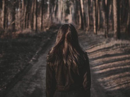 Девушка в лесу со спины