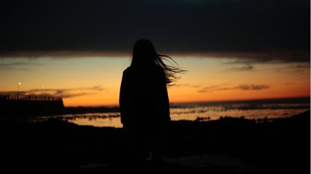 Девушка на закате