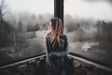 Девушка грустит