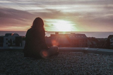 Девушка на крыше закат
