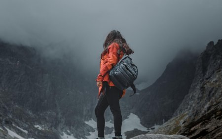 Девушка в горах