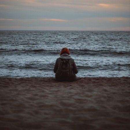 Женщина у моря