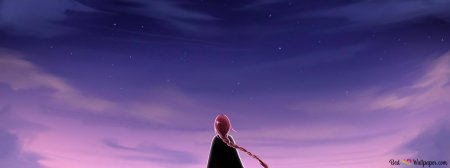 Девушка смотрит в небо