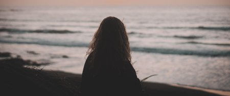 Девушка у моря