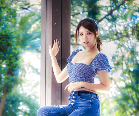 Красивые азиатки в джинсах