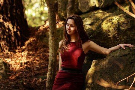 Девушка у дерева