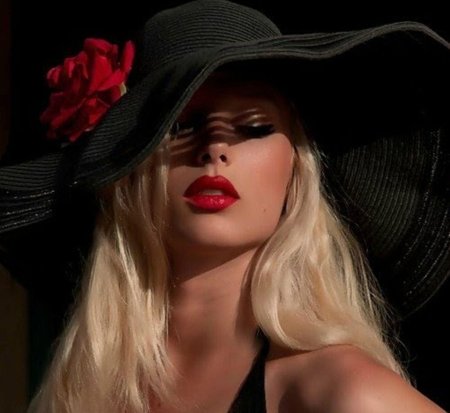 Блондинка в шляпе