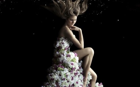 Девушка в платье из цветов